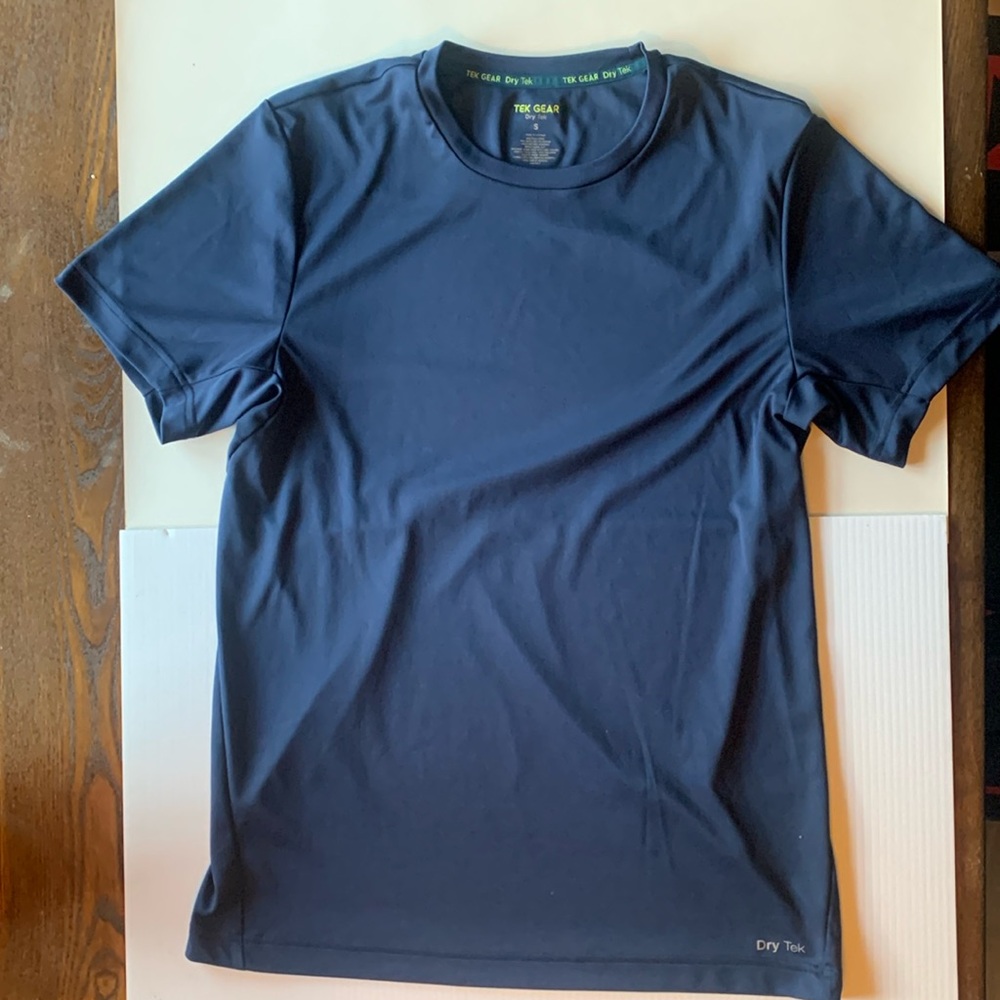 Small tek gear shirt